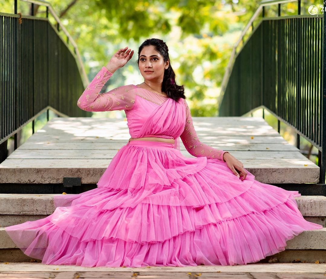 Gorgeous Sri Lankan Actress Losliya Mariyanesan in Pink Lehenga