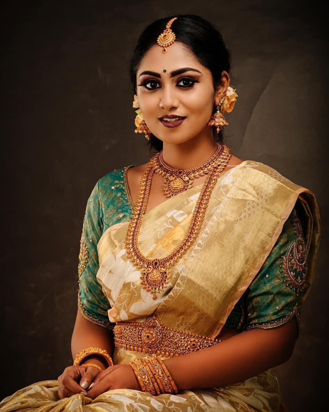 Serial Actress Sreethu Krishnan Stunning in Traditional Saree