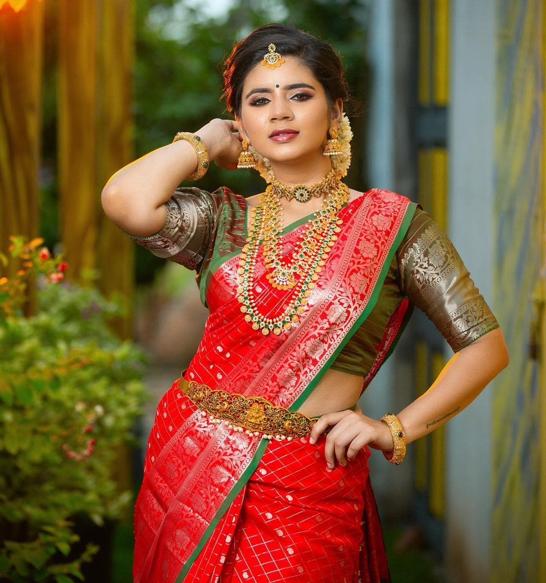 90ml actress Soundariya Nanjundan sparkled in Traditional silk saree