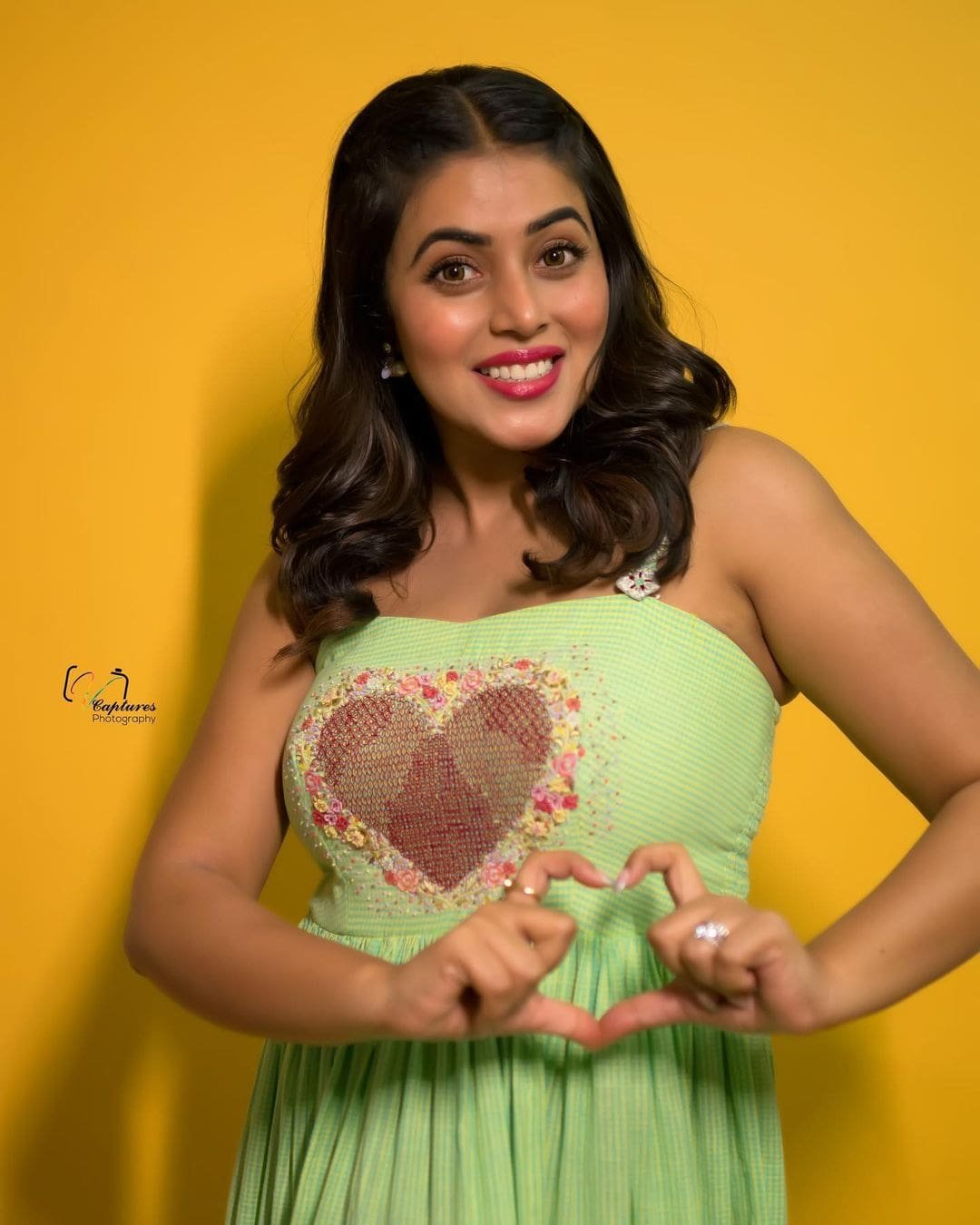 South Indian Actress Shamna Kasim looks so funny in these stills South Indian Actress Shamna Kasim looks so funny in these stills