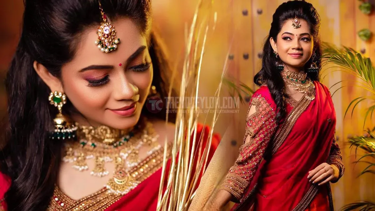 Tamil Newsreader Anitha Sampath looks stunning in this red half saree