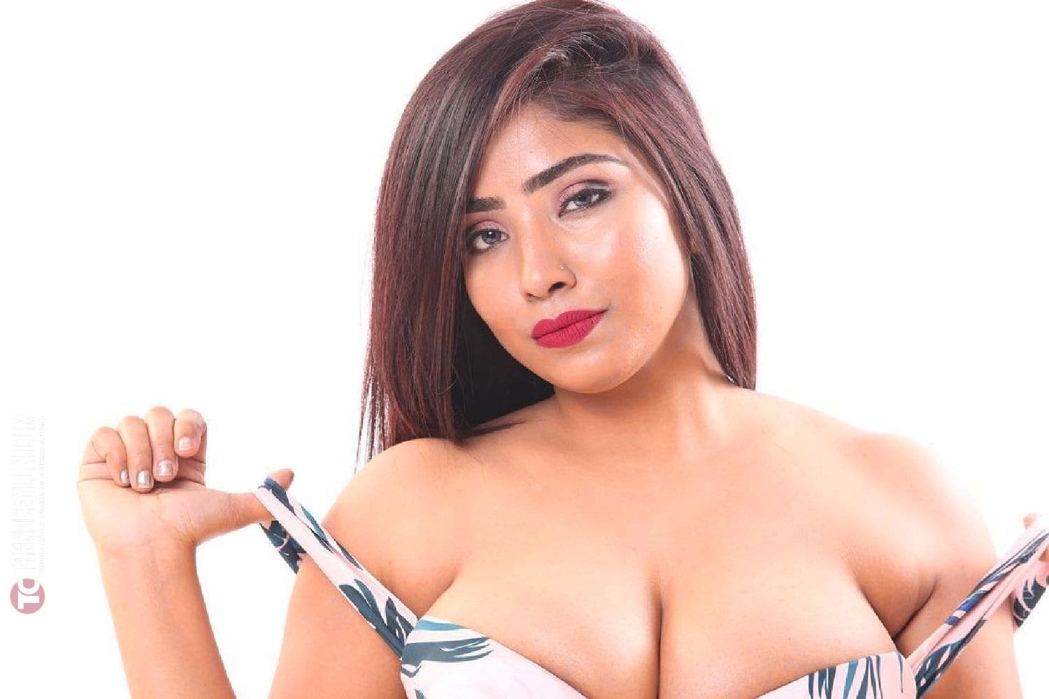 Aayushi Jaiswal Ullu Actress Biography Web Series Gallery Videos