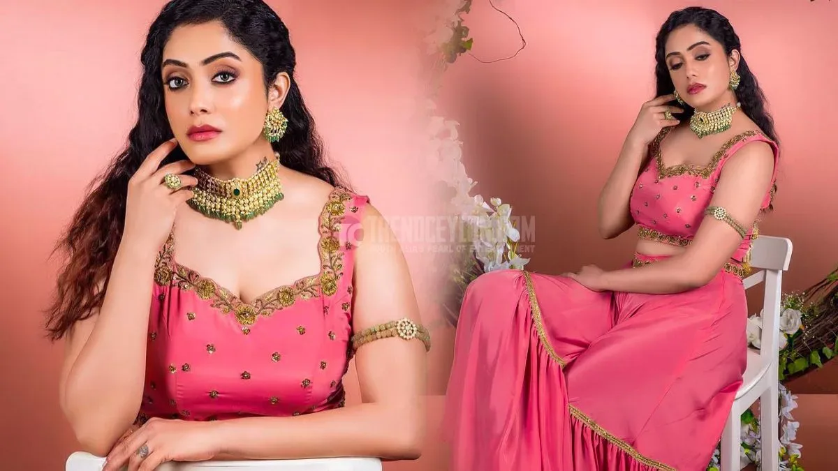 Kollywood Actress Abhirami Venkatachalam looks gorgeous in pink