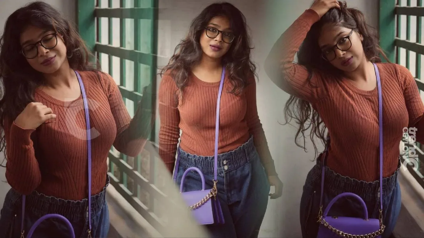 Vj Paarvathy looks ravishing in a maroon top and blue jeans