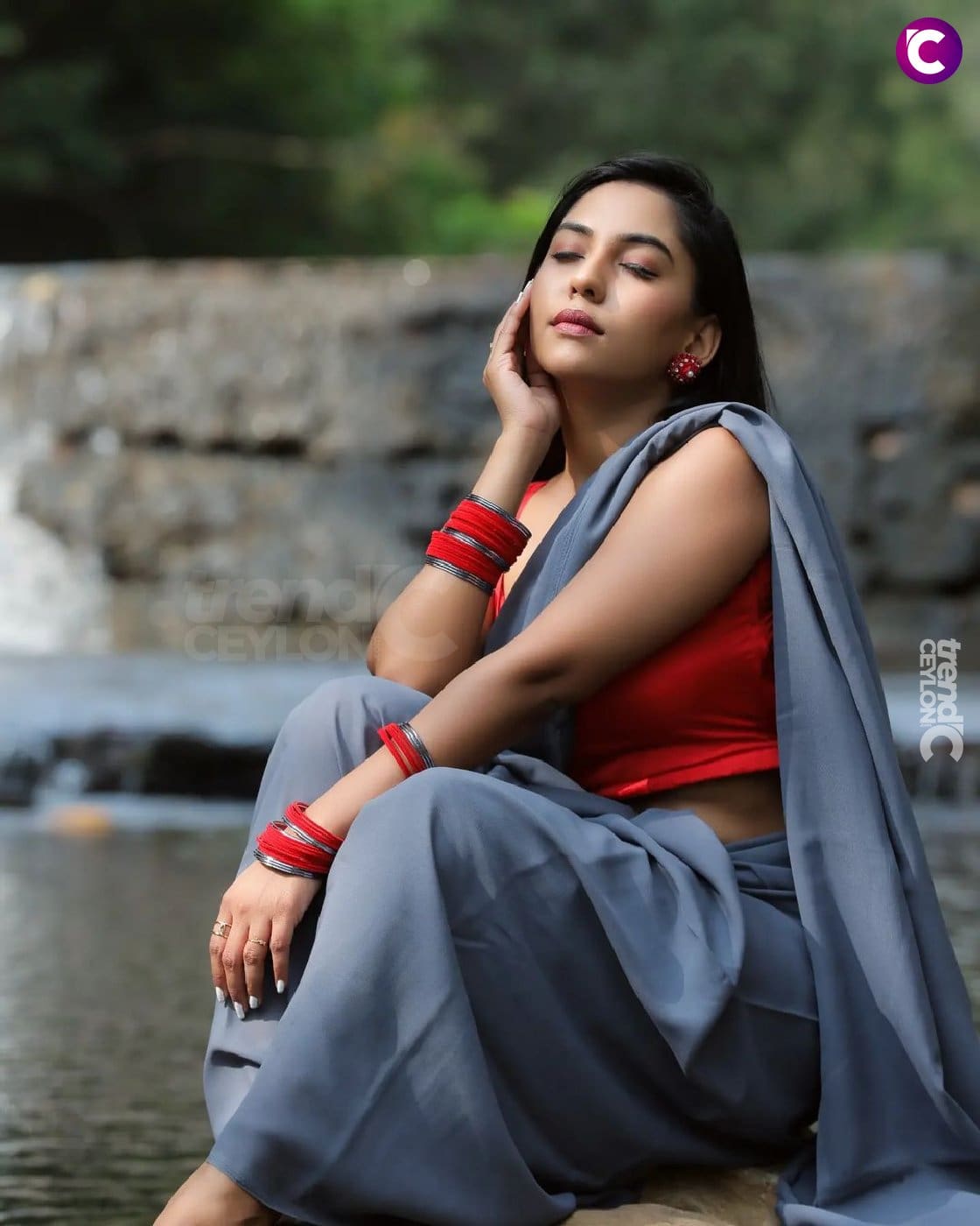 Sonalee Kulkarni's beautiful photoshoot in green Nauvari saree | Times of  India